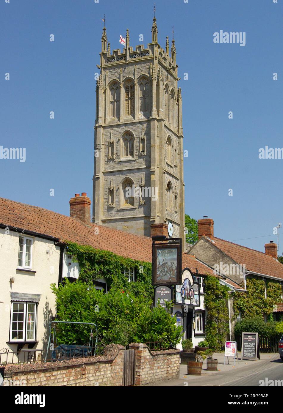 Église paroissiale de St Mary la Vierge, un bâtiment classé Grade I dans le village de Westonzoyland, Somerset, avec l'auberge Sedgemoor au premier plan. Banque D'Images
