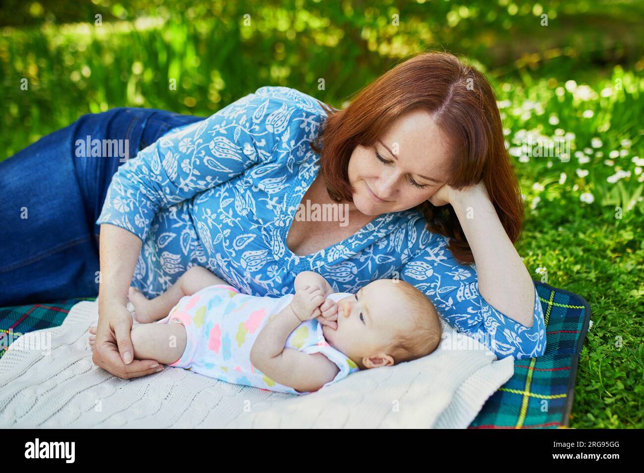 Jeune mère ayant pique-nique avec son adorable bébé de 2 mois Banque D'Images