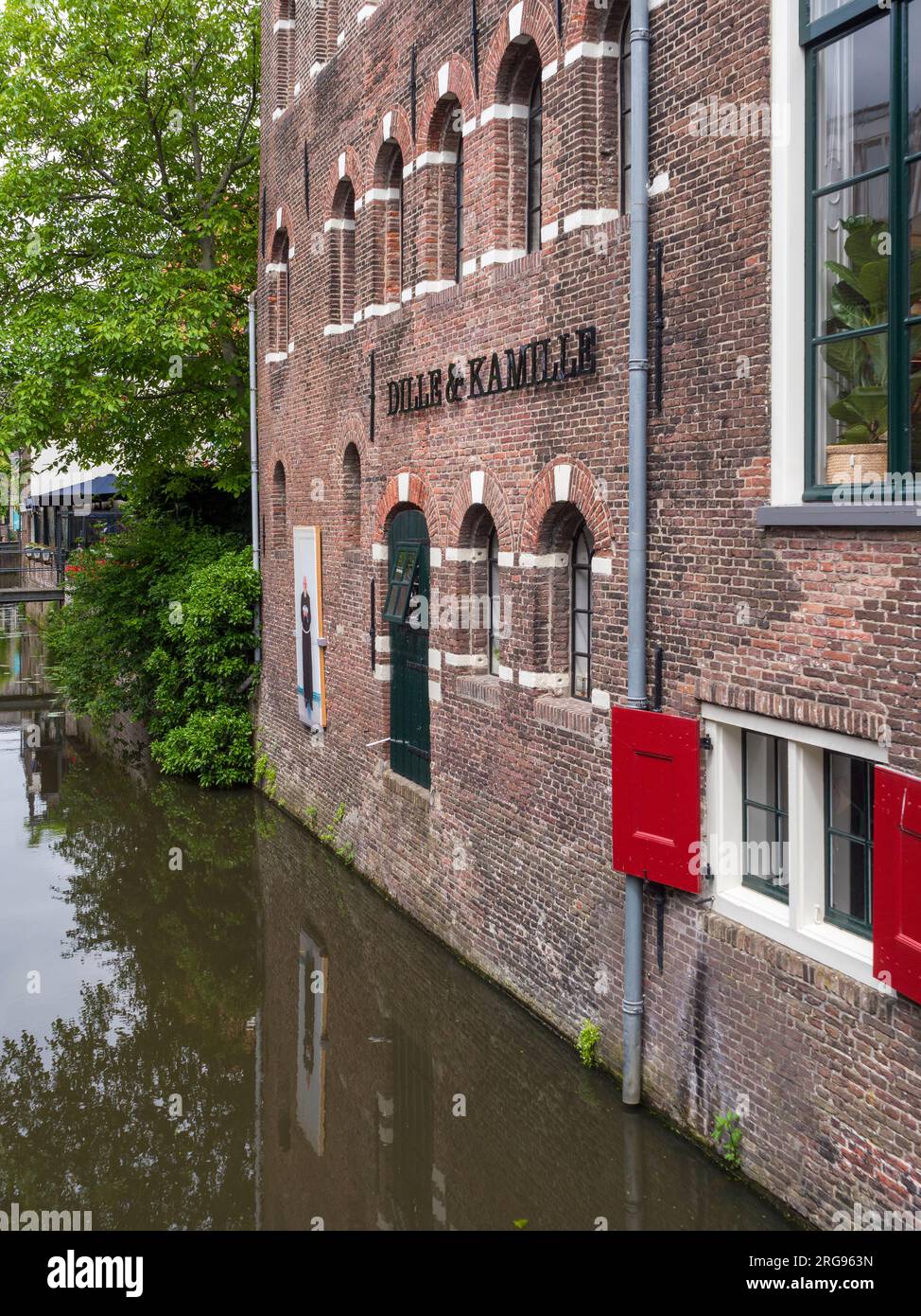 Long Canal (Langegracht) dans la ville hollandaise historique d'Amersfoort, pays-Bas, Europe. Banque D'Images