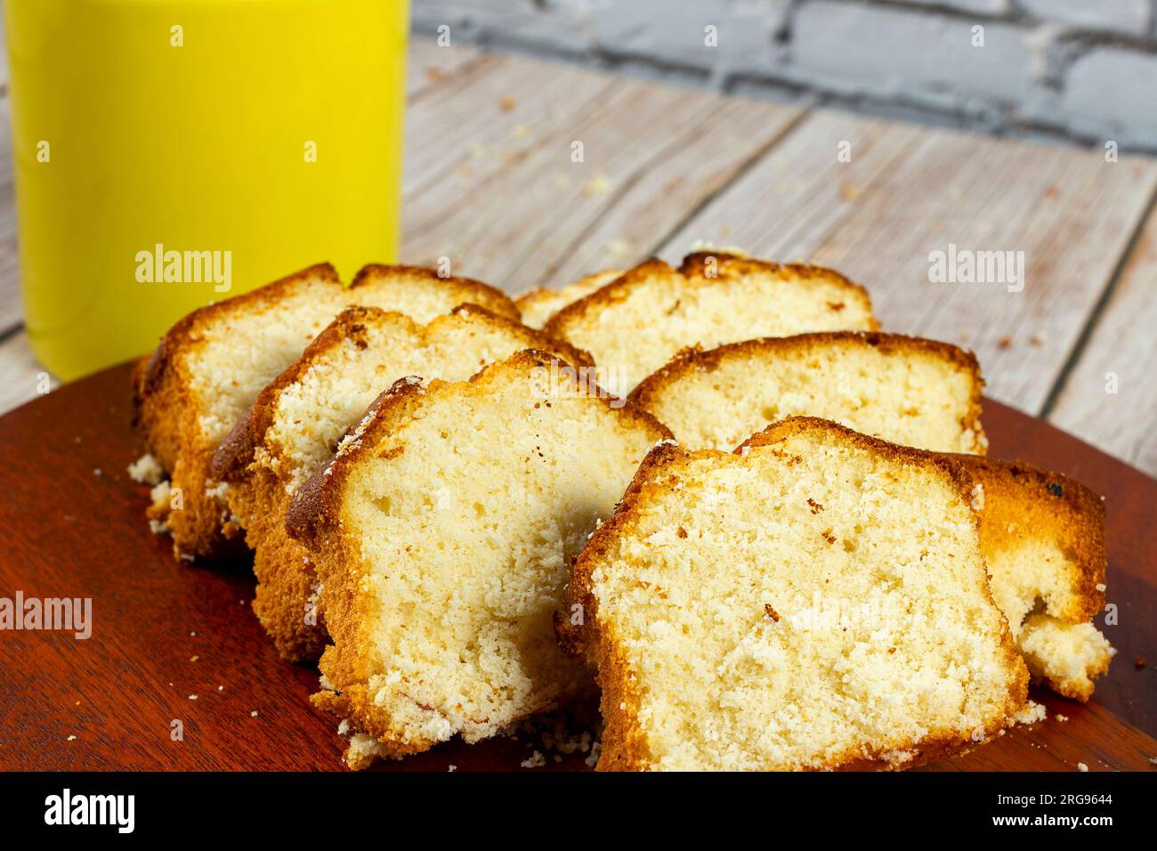 Plusieurs tranches de gâteau de livre et une tasse de chocolat chaud sur une table en bois Banque D'Images