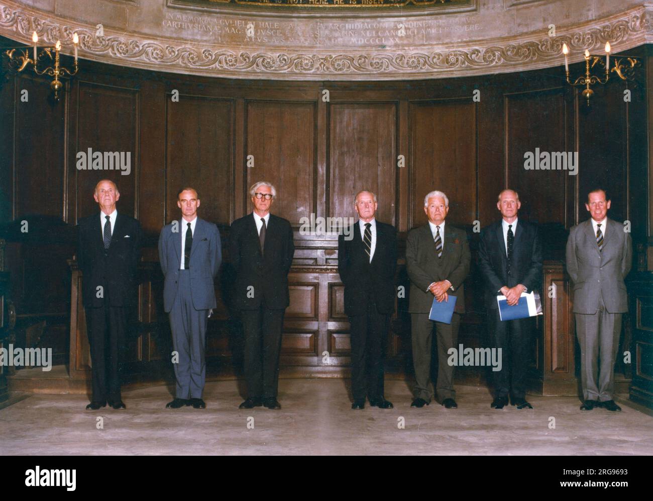 Photo de groupe de sept personnes en combinaisons de salon, prenant part à un service de l'ordre du Bath à Westminster Abbey, Londres. Le Prince Charles a été installé comme Grand Maître de l'ordre du bain en mai 1975. Banque D'Images