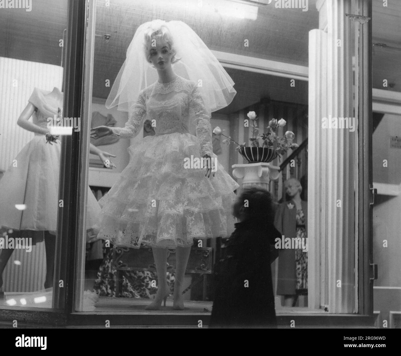 Vitrine avec robe de mariage. Banque D'Images