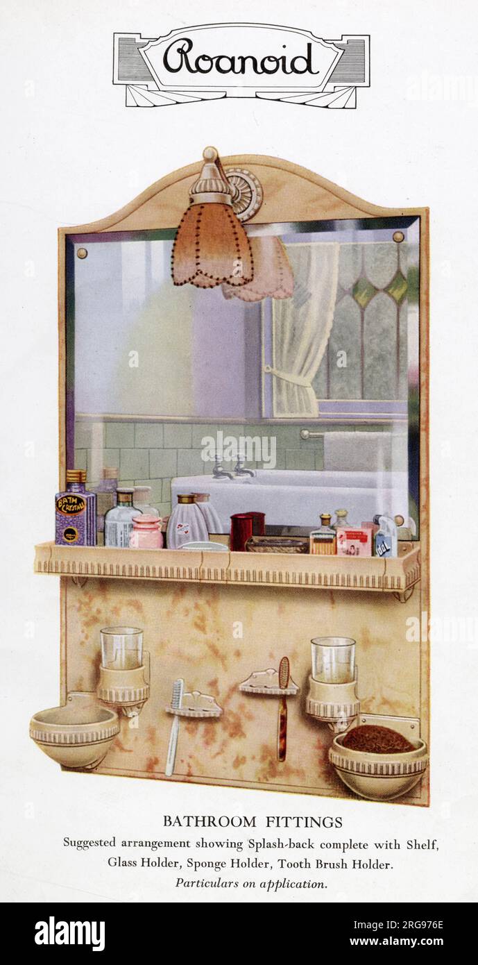 Robinetterie de salle de bain en bakélite Roanoid en crème marbrée -- splash-back avec étagère, support en verre, support d'éponge, support de brosse à dents, miroir, et une lampe au-dessus. Banque D'Images