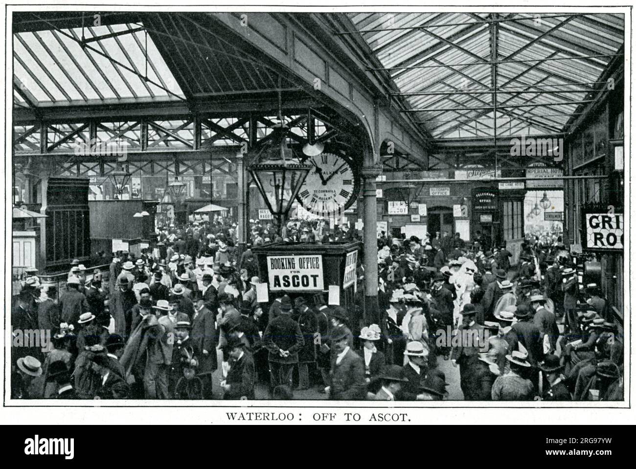 Gare de Waterloo pendant la semaine Ascot, Londres. Banque D'Images