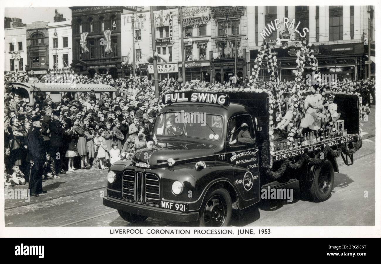 Les foules envahissent les rues pour assister à la procession du couronnement de Liverpool pour célébrer le couronnement de la reine Elizabeth II - juin 1953 - le Float of Edmonsons Mineral Waters du 144 Richmond Row Banque D'Images