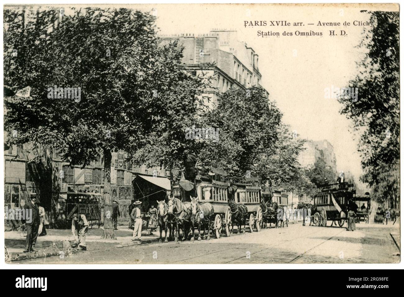 Arrêt de bus dans l'avenue de Clichy, 17e arrondissement, Paris, France, avec des personnes et des bus tirés par des chevaux. Banque D'Images