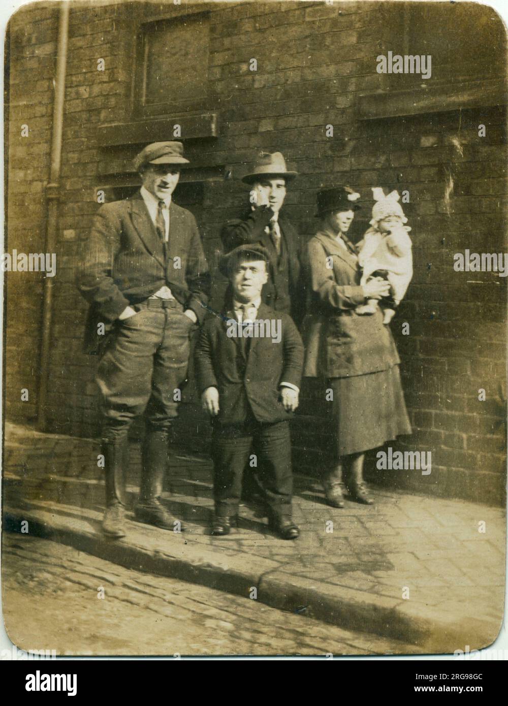 Groupe de personnes, peut-être des membres de la famille, y compris un homme de croissance restreinte (nanisme), années 1920 Banque D'Images