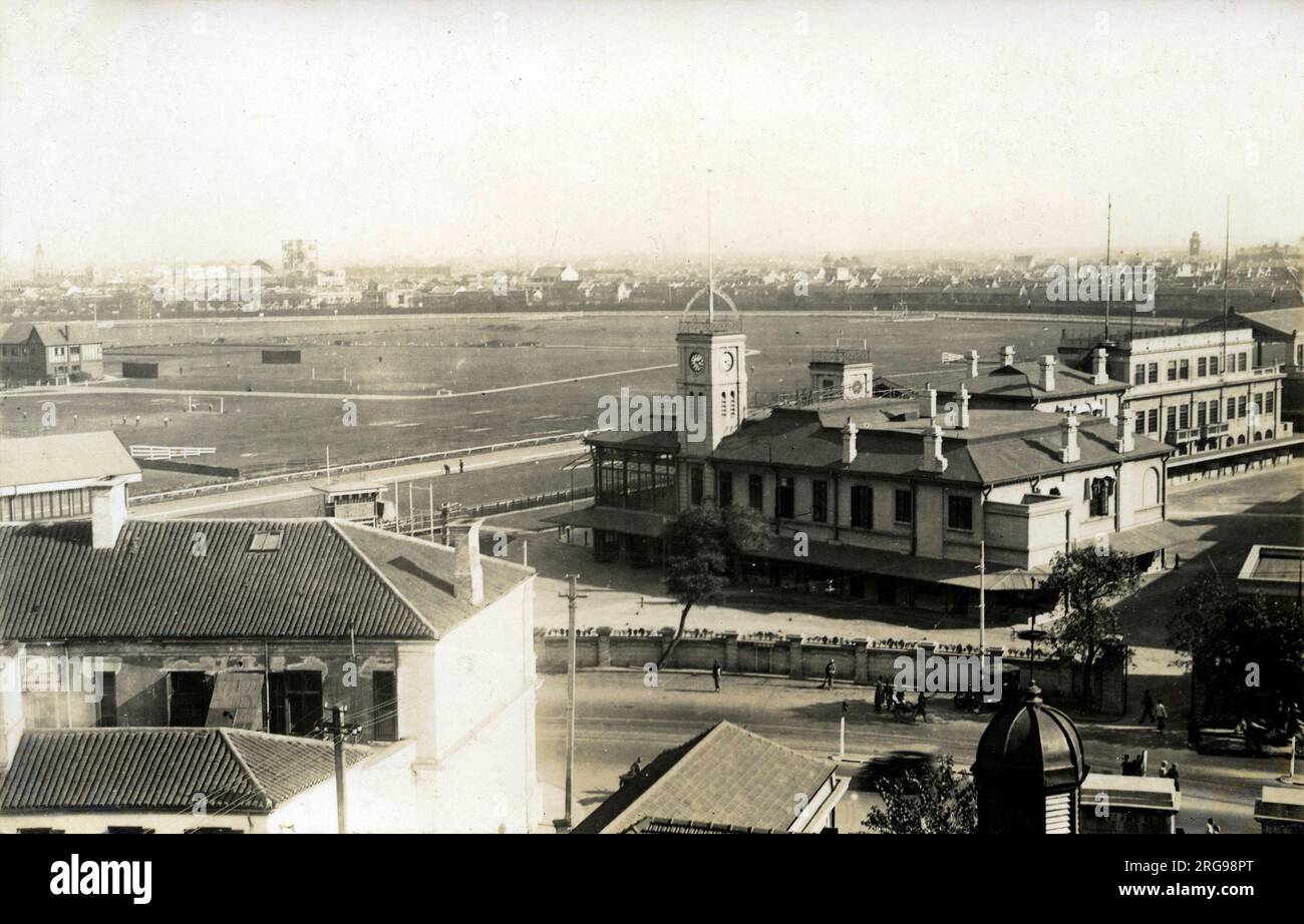 Vue aérienne de l'hippodrome avec tribune, terrain de cricket et terrain de football, Shanghai, Chine. Banque D'Images