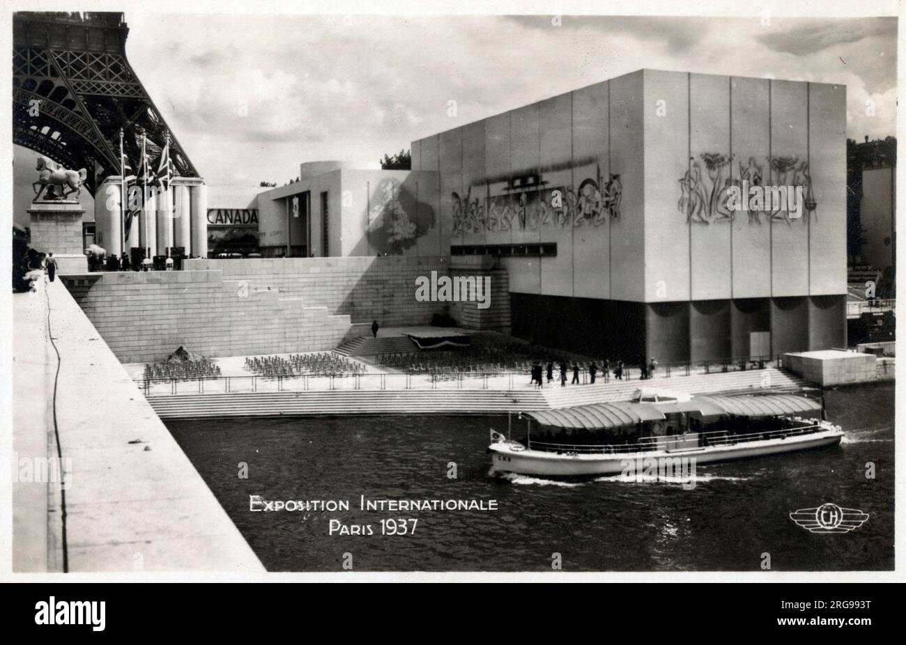 Exposition internationale à Paris - 1937 - Pavillon anglais, conçu par Olivier Hill, aux côtés d'Abella (collaboratrice française). Banque D'Images