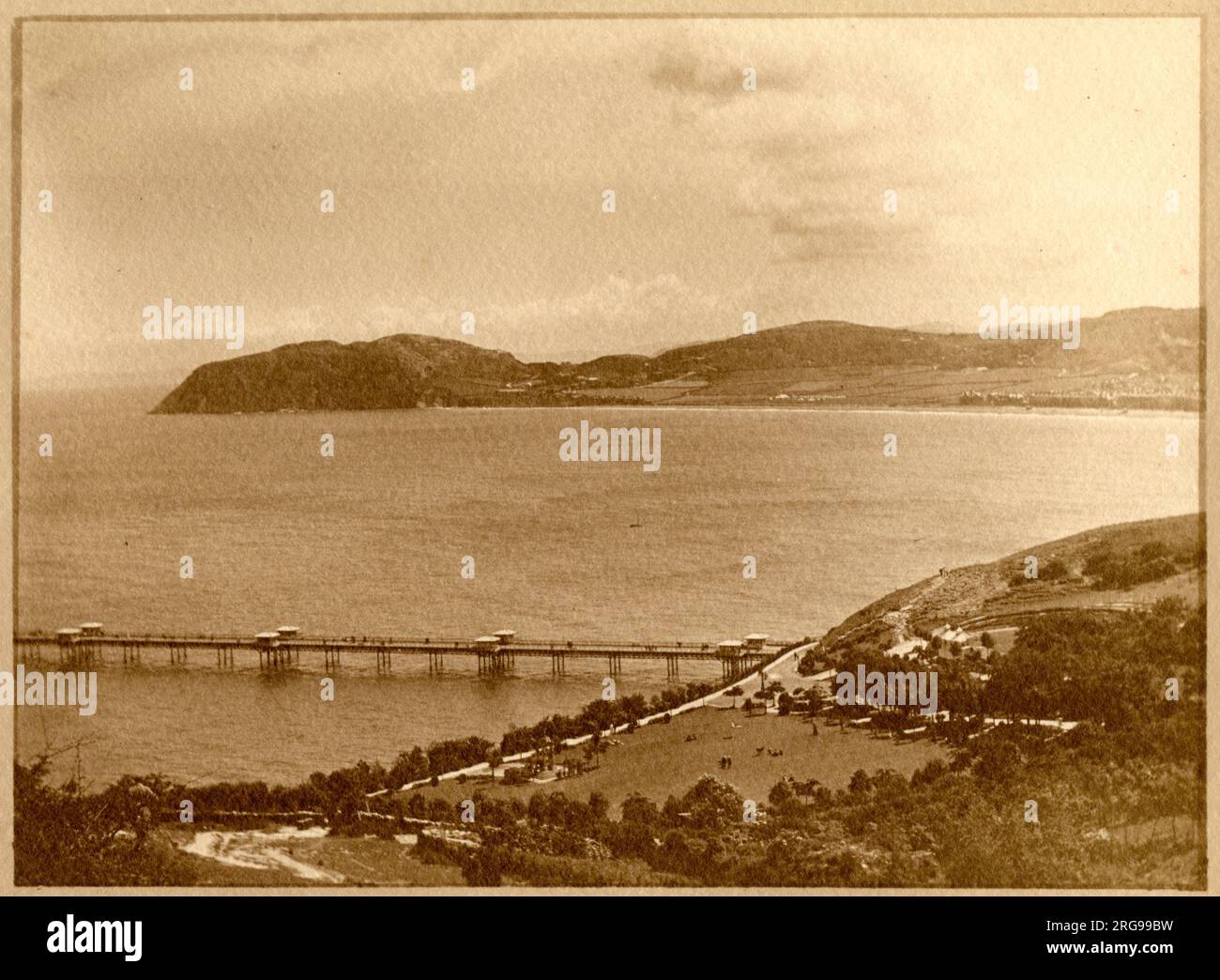 Vue lointaine de la jetée, Llandudno, pays de Galles du Nord. Banque D'Images