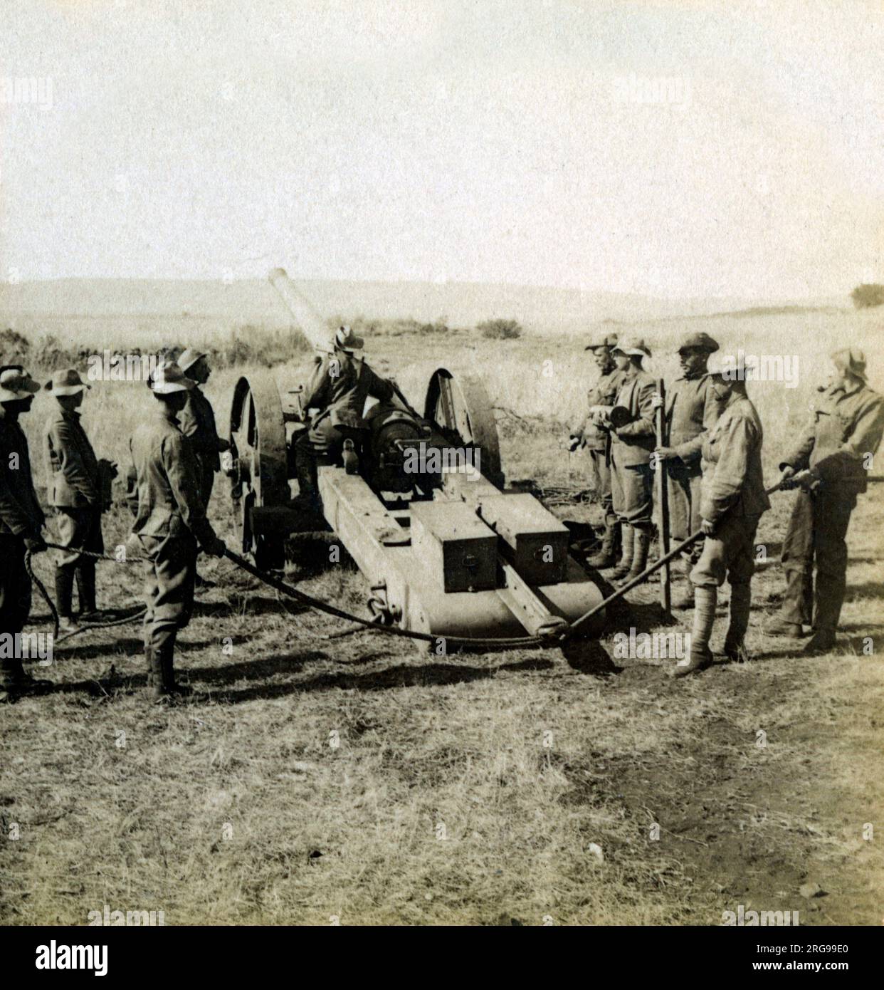 Observation de l'un des 4,7 canons navals sur la position des Boers à Schwartzkop, en Afrique du Sud, pendant la Seconde Guerre des Boers. Banque D'Images