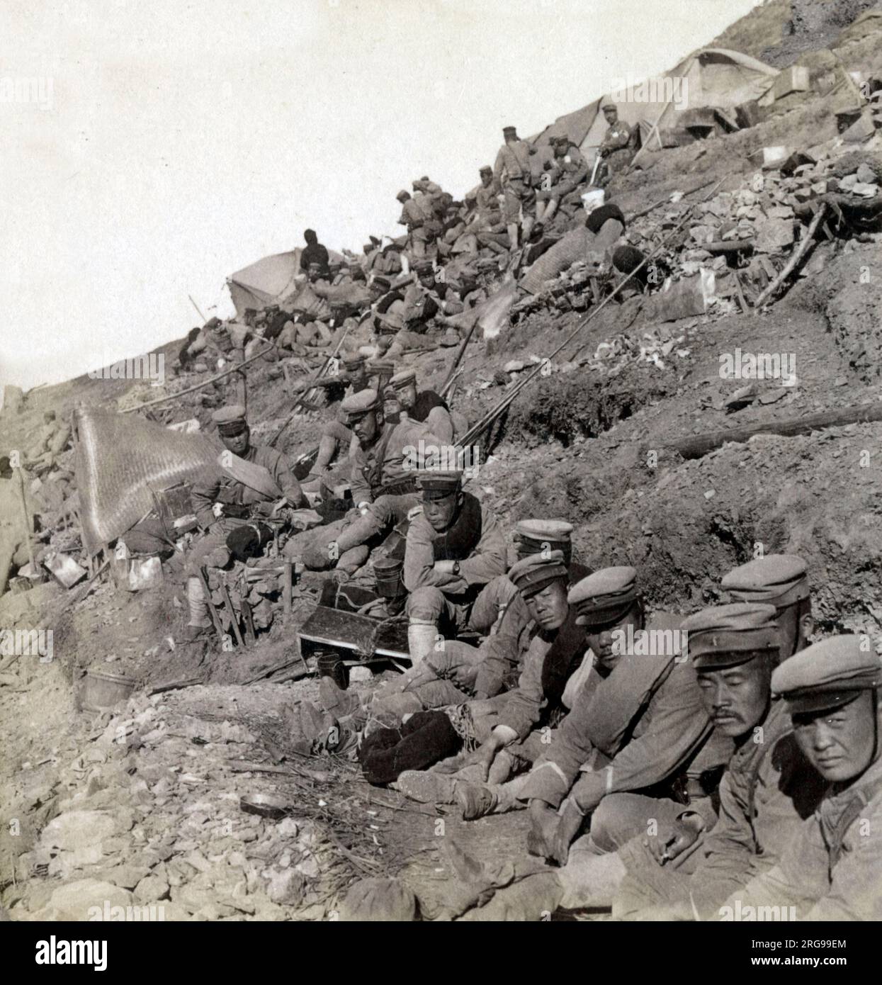 Soldats japonais de la première division près de Port Arthur, en Chine, pendant la guerre russo-japonaise. Ils se préparent à entrer dans les lignes de combat pendant le siège de Port Arthur (août 1904 - janvier 1905). Banque D'Images