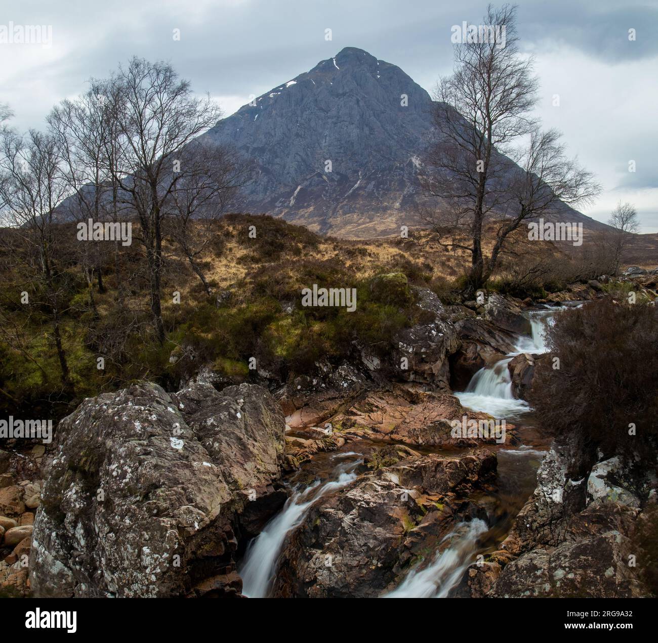 Tir d'eau soyeuse à libération lente de cascade et Buichaille Etive plus montagne à Glencoe, Écosse Banque D'Images