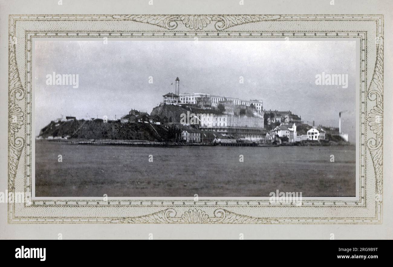 Le pénitencier fédéral d'Alcatraz ou pénitencier des États-Unis, île d'Alcatraz - prison fédérale à sécurité maximale sur l'île d'Alcatraz, au large de la côte de San Francisco, Californie, États-Unis. Il a fonctionné comme une prison du 11 août 1934 au 21 mars 1963. Le bâtiment principal de la prison a été construit en 1910-1912, en tant que prison militaire de l'armée des États-Unis, qui était utilisé au moment de la publication de cette carte spécifique. Banque D'Images