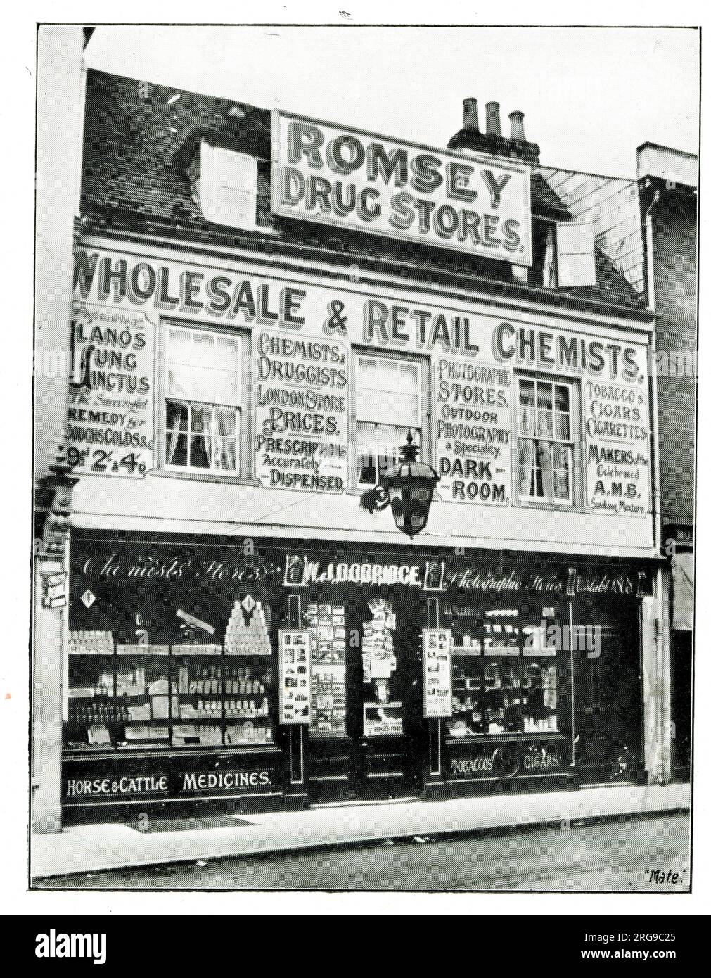 Magasin, Romsey Drug Stores, Church Street, Romsey, Hampshire. Banque D'Images