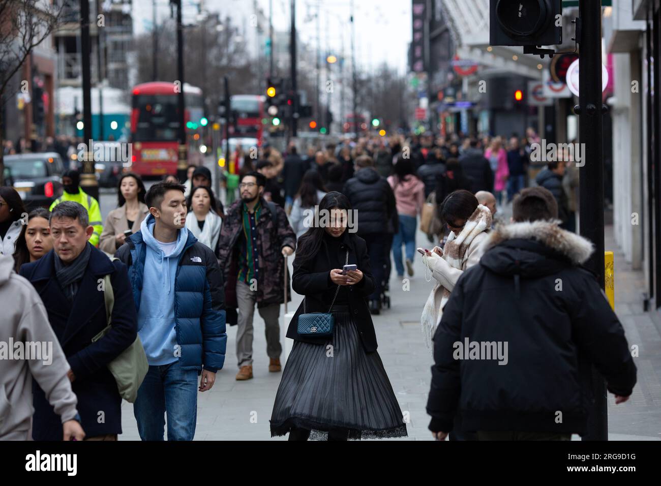 Les gens marchent sur Oxford Street dans le centre de Londres, le jour du nouvel an. Banque D'Images