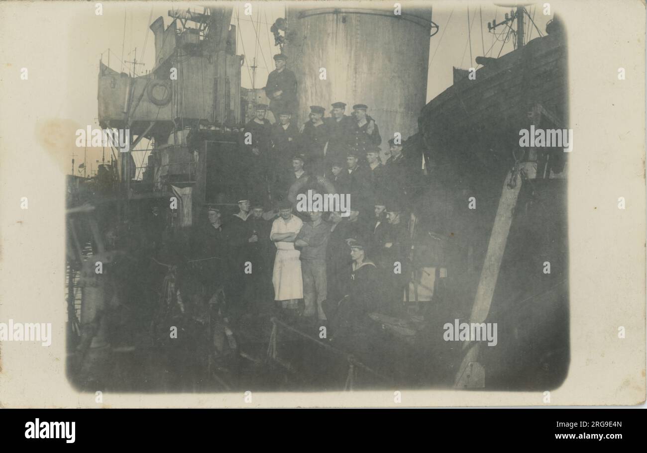 WW1 navire de guerre allemand au quai - message au dos lit "depuis le pont avec mes compagnons de mer, 9 mai 1917 à Kiel" mots sur les caps dire HALB FLOTTILLE - Half Flotilla, Kiel, Schleswig-Holstein, Allemagne. Banque D'Images