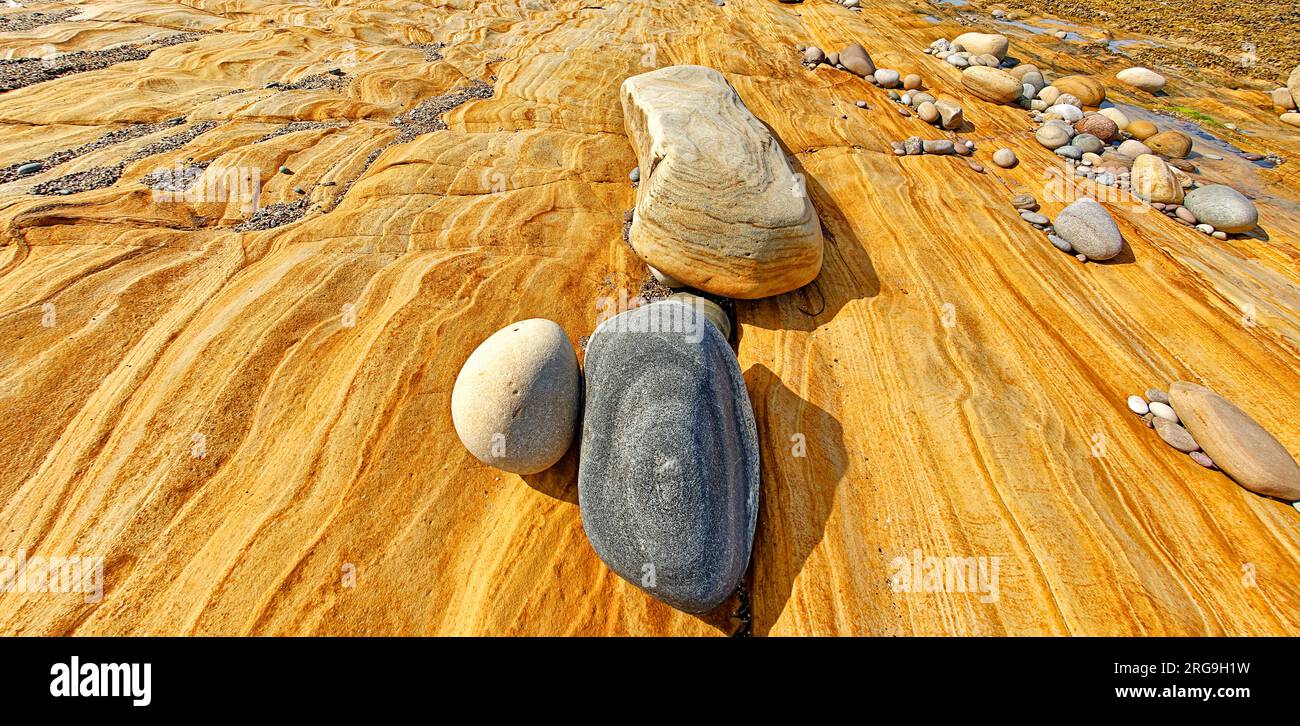 Hopeman plages trois rochers sur une feuille orange de grès Hopeman dans le Moray Firth Basin Scotland Banque D'Images