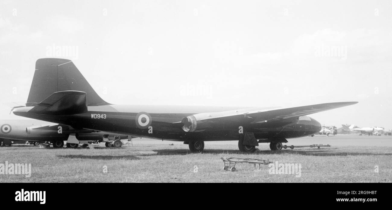 English Electric Canberra B.2 WD943 au salon SBAC de Farnborough 1952. Le WD943 a été renfloué à Rolls-Royce de la chaîne de production pour être utilisé comme banc d'essai Avon réchauffé. La buse de paupière distinctive et l'échappement du moteur Lager sont clairement visibles sur la photo. Banque D'Images