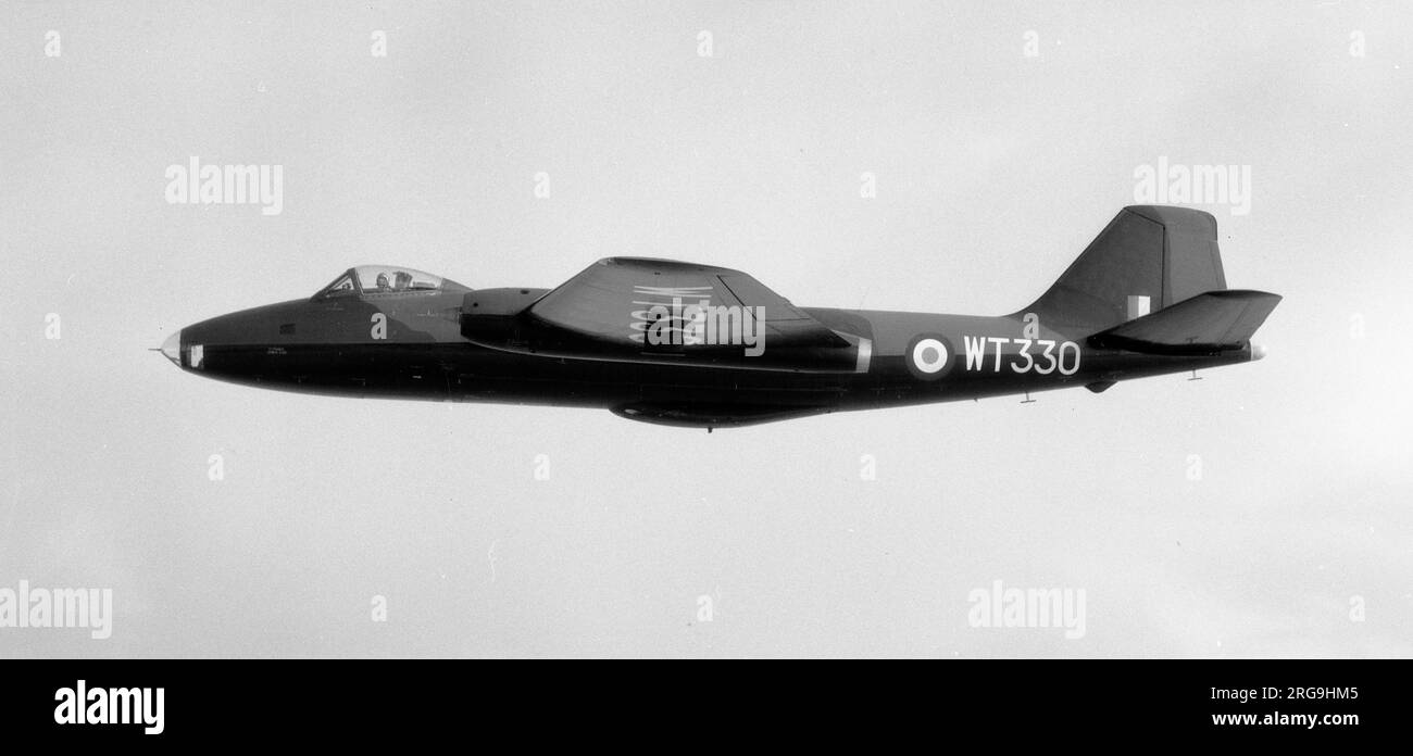 English Electric Canberra B(I).8 WT330 (c-n 71459) livré le 4 février 1956, écrit le 10 novembre 1965, reste à la décharge de RAF Akrotiri. Banque D'Images