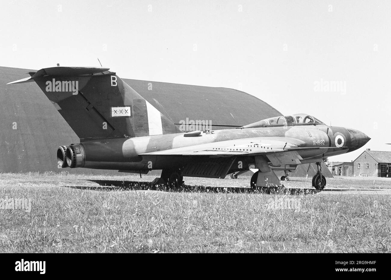 Gloster Javelin F(AW).9R XH892 stationné sur l'herbe à un endroit inconnu. Rélivrée en 1960 après la conversion de F(AW).7, XH892 est maintenant conservée au Norfolk and Suffolk Air Museum, Flixton, Suffolk Banque D'Images