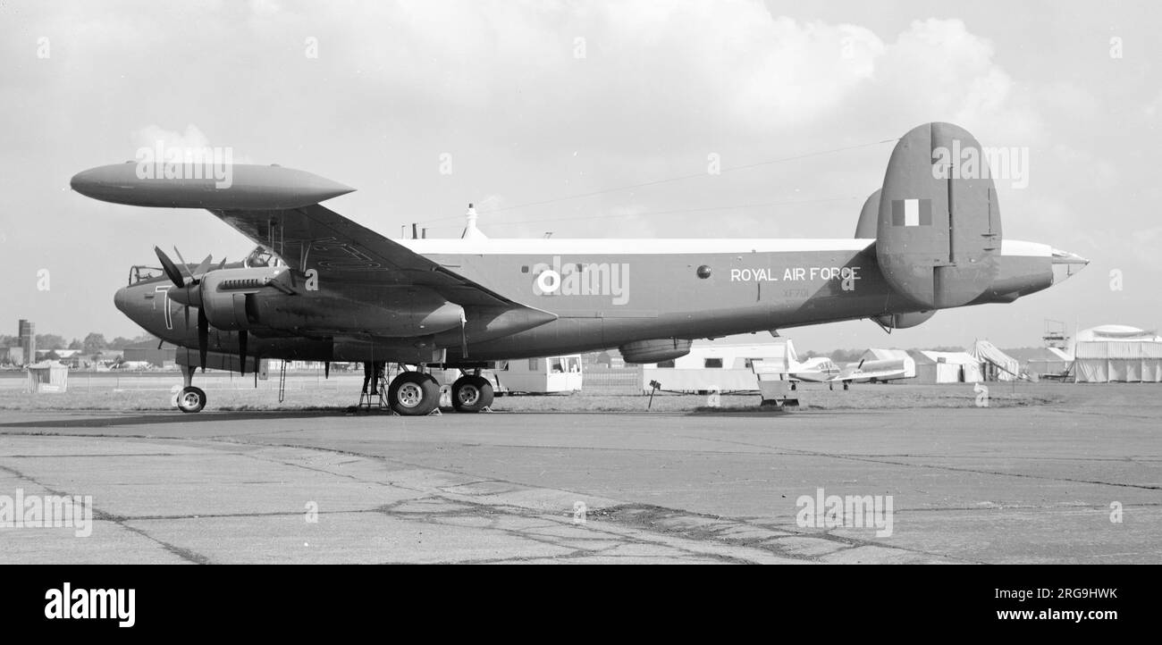 Royal Air Force Avro Shackleton M.3 phase 3 XF701. La PHASE 3 DE M.3 avait des moteurs à turbojet auxiliaires Armstrong Siddeley Viper sous les nacelles extérieures. XF701 a été livré le 17-09-1958, transféré le 13-08-1971 à la Manston Fire School et a péri en 1975. Banque D'Images