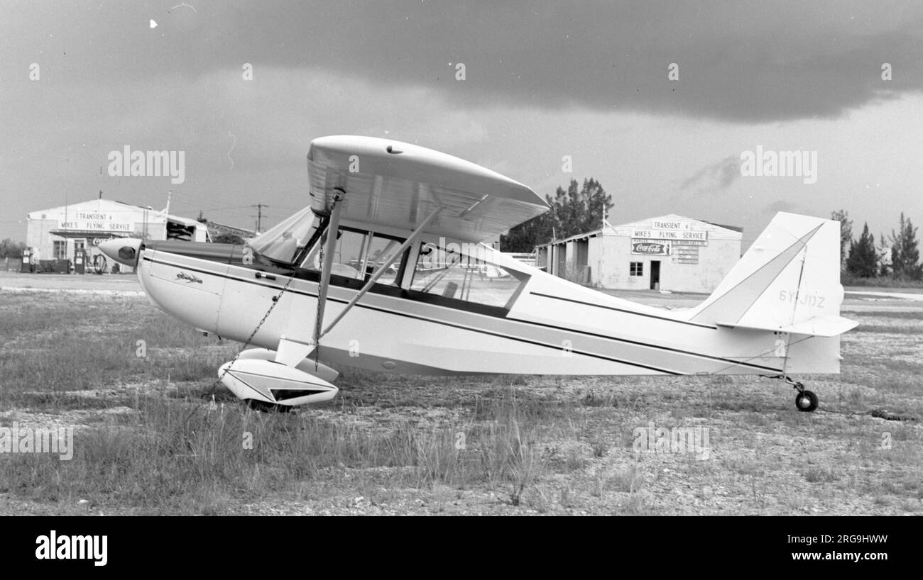 Bellanca - Champion Citabria 6Y-JDZ en Jamaïque. (Remarque : la Citabria est Airbatic en arrière) Banque D'Images