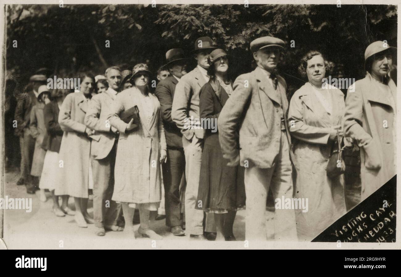 Une file de touristes visitant la grotte de Gough dans la gorge de Cheddar sur les collines de Mendip, à Cheddar, Somerset, Angleterre. La grotte est de 115 m de profondeur et de 3,405 km de long, et contient une variété de grandes chambres et formations rocheuses. Il contient le Cheddar Yeo, le plus grand réseau fluvial souterrain de Grande-Bretagne. Banque D'Images