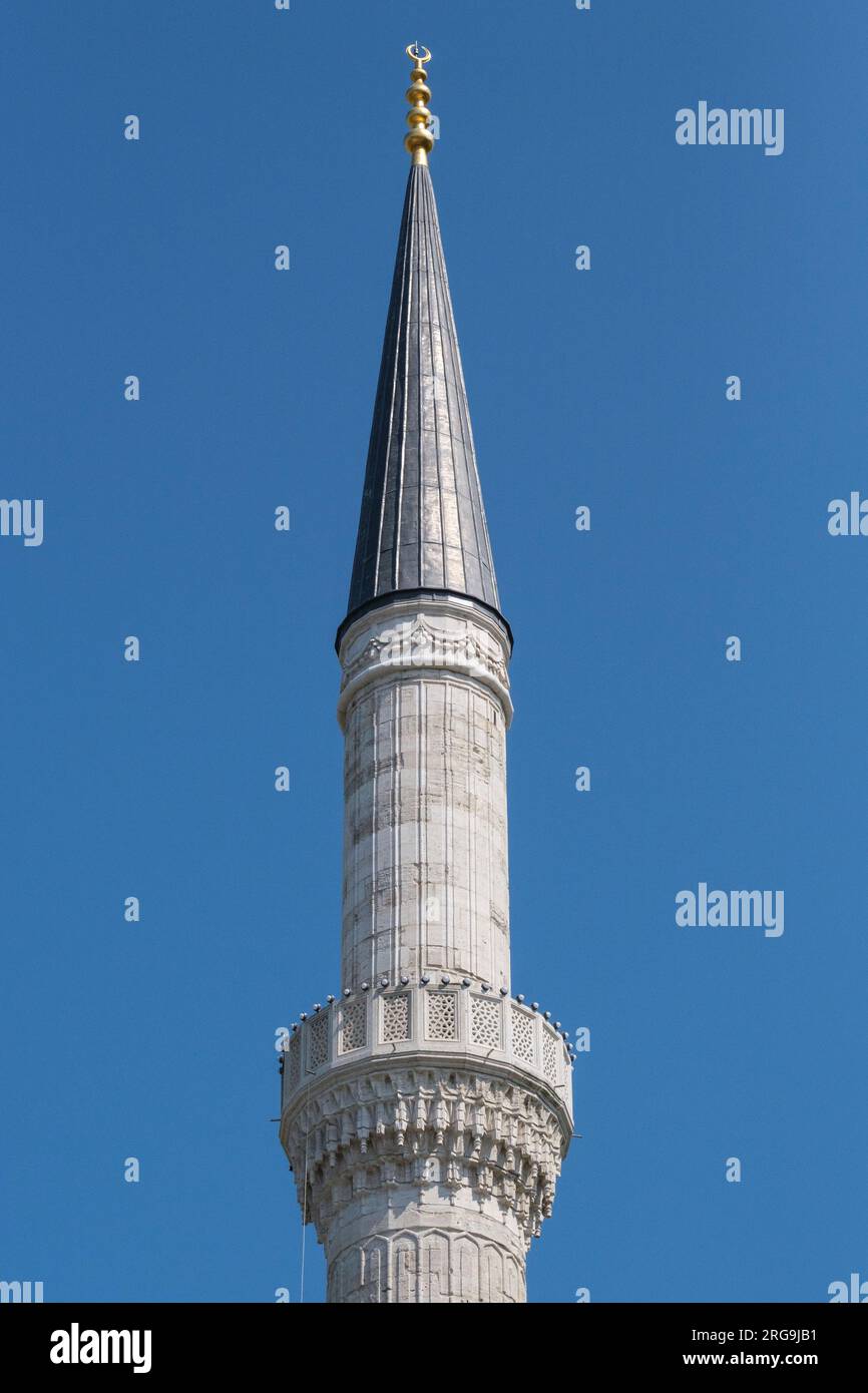 Istanbul, Turquie, Türkiye. Minaret de la Mosquée Bleue (Mosquée du Sultan Ahmed) Banque D'Images
