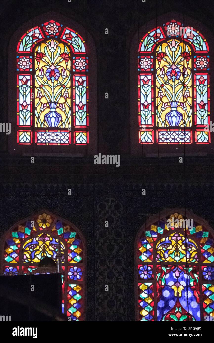 Istanbul, Turquie, Türkiye. Fenêtres en verre coloré à l'intérieur de la Mosquée Bleue (Mosquée du Sultan Ahmed) Banque D'Images