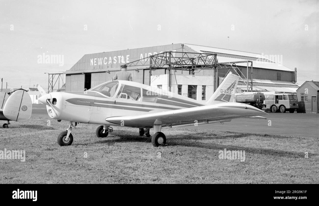 Piper PA.28-160 Cherokee 160 G-ARUP (msn 28-127) à Woolsington. Banque D'Images