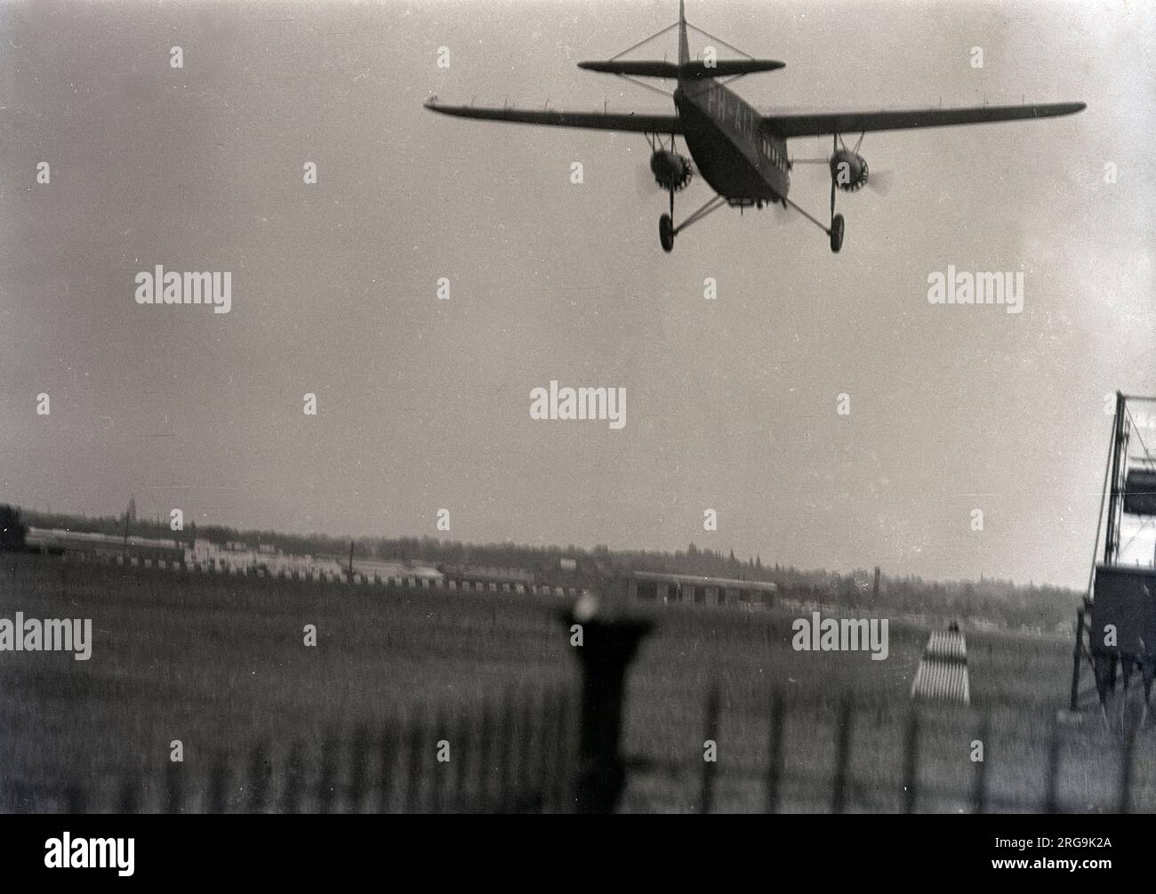 Fokker F.XII pH-AIJ Ijsvogel (msn 5302) de KLM, approche de la terre à l'aéroport de Croydon. Enregistrée pour la première fois sous le nom de pH-AIJ le 26.04.32, elle a été vendue en France le 12.10.36. Banque D'Images