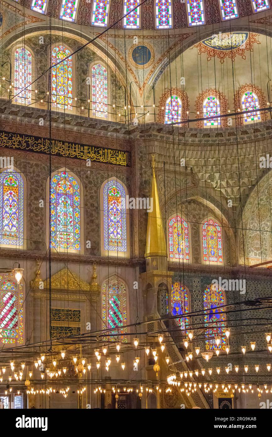 Istanbul, Turquie, Türkiye. Fenêtres en verre coloré dans la Mosquée Bleue (Mosquée du Sultan Ahmed) Banque D'Images