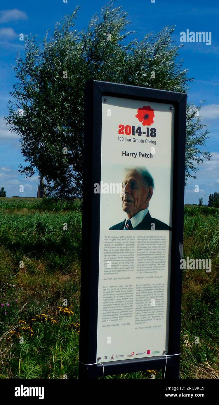 Le plateau se trouvait à côté du monument commémoratif de Harrys, à côté du ruisseau Steenbeek. Les deux ont été endommagés par des véhicules à moteur et ont depuis été déplacés. Harry a payé pour le mémorial lui-même. Banque D'Images