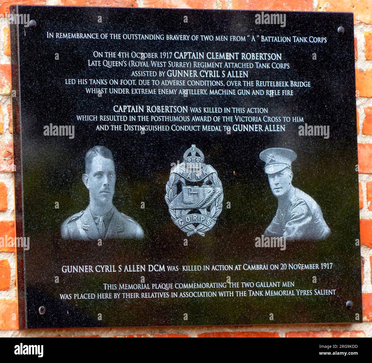 Le mémorial, sur le mur du restaurant, a été dévoilé le 29 avril 2019 en présence du Lt Gen A.D. Leakey, l'ambassadrice britannique Alison Rose, des membres de la famille et des amis du Tank corps Memorial. Il commémore Gnr Allen, DCM, ainsi que le Capt Robertson, VC.il y a aussi un mât dédié au corps de chars dans le jardin. Robertson est enterré dans le cimetière du CWGC d'Oxford Road et Allen est commémoré sur le Mémorial de Louverval, à Cambrai. Banque D'Images