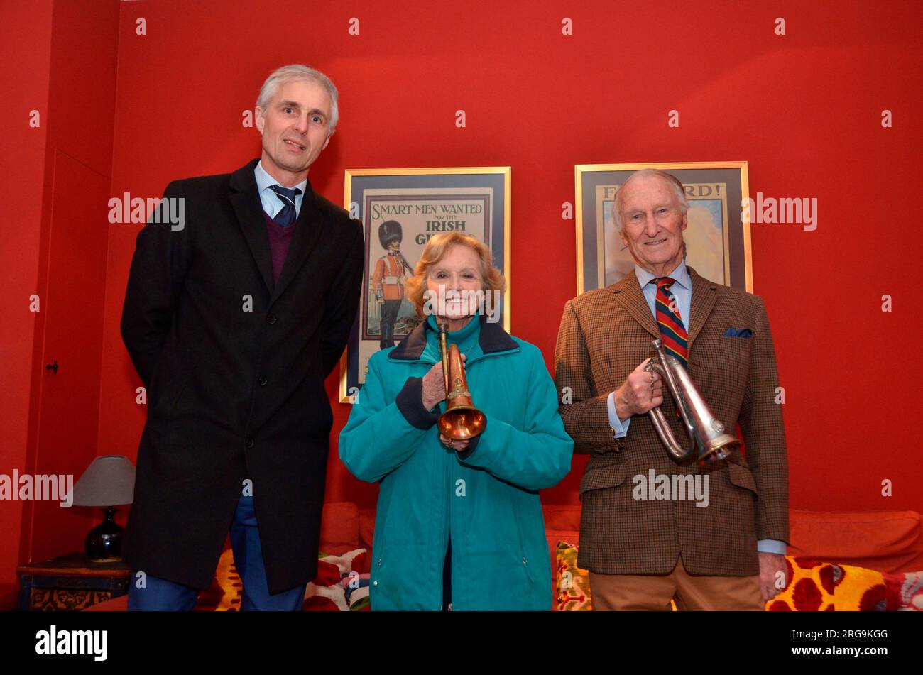 La cérémonie du dernier poste, dans laquelle les buglers de pompiers jouent le dernier poste sous la porte de Menin à 8pm chaque nuit, est, par sa simplicité, l'un des actes les plus émouvants du souvenir dans le monde. Ce n'est qu'à de rares occasions que la cérémonie est ouverte à tous les membres du public qui souhaitent y assister. Les pompiers sont souvent invités à se rendre à d'autres événements pour jouer, y compris des voyages à l'étranger. De gauche à droite se trouvent le Président du Comité, Benoit Mottrie, ainsi que les auteurs Mme Valmai Holt et le Major Tonie Holt qui détiennent des bugles d'argent utilisés en 1920s. Banque D'Images
