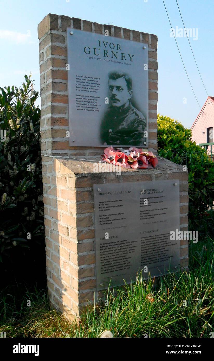 De conception similaire à celle de Ledwidge et Chavasse, le mémorial a été dévoilé le 12 septembre 2007, à l'initiative de Piet Chielens et du Musée des amis des champs en Flandre. Il porte une photo de Gurney et des extraits de deux de ses poèmes. Bien qu'il ait subi une attaque au gaz moutarde le 12 septembre 1917, il a survécu à la guerre alors que ses derniers jours ont été passés dans un asile mental. Il est décédé le 26 décembre 1937. Banque D'Images