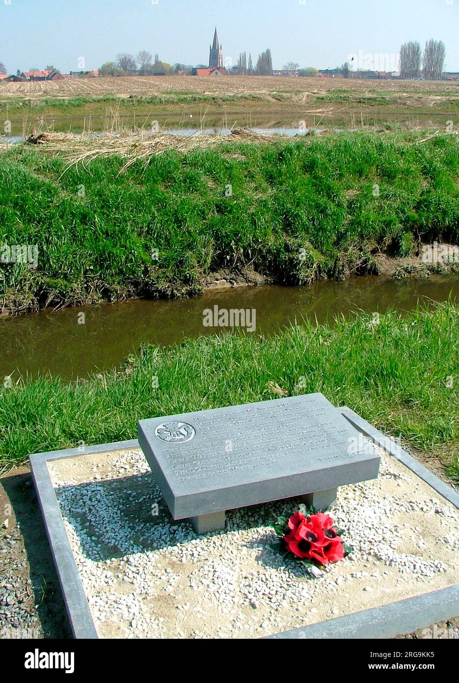 Ce mémorial a été érigé en privé par Harry Patch pour se souvenir de ceux avec qui il a servi dans le bataillon de 7th DCLI. Il est placé sur le bord du ruisseau Steenbeek à travers lequel, à l'aube, le 16 août 1917, le Bataillon a attaqué et capturé le village de Langemarck dont l'église est visible au centre arrière de la photo. Harry était présent au dévoilement du mémorial en septembre 2008, année de son anniversaire en 110th. Le dernier ancien combattant, Harry est décédé le 25 juillet 2009 à l'âge de 111 ans, 1 mois, 1 semaines, 1 jours. Banque D'Images