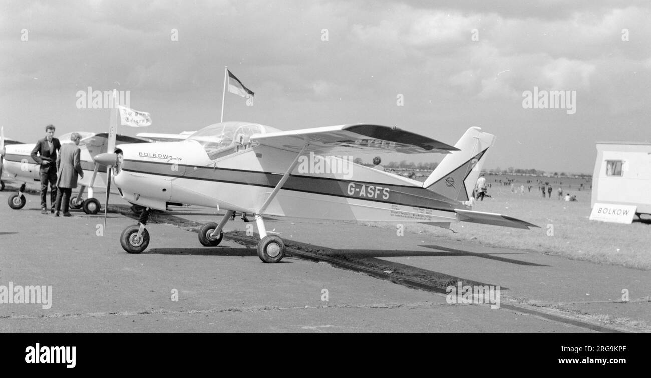 Bolkow Bo 208C Junior G-ASFS (msn 516) à la foire aérienne de Biggin Hill. Le Bo 208 est une version sous licence du Malmo Flygindustri MFI-9 Junior de Suède. Banque D'Images