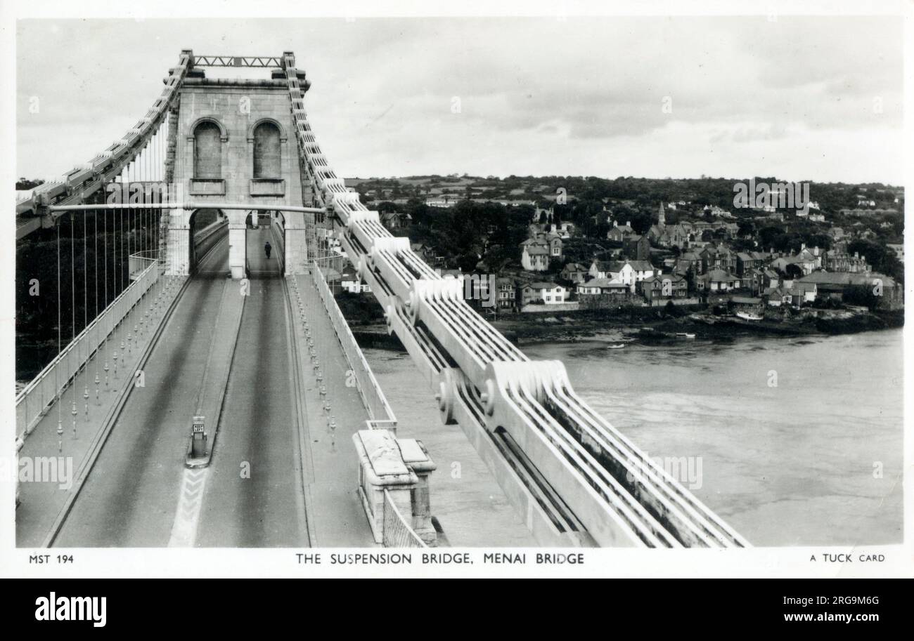 Le pont suspendu Menai entre l'île d'Anglesey et le continent du pays de Galles, conçu par Thomas Telford. Banque D'Images