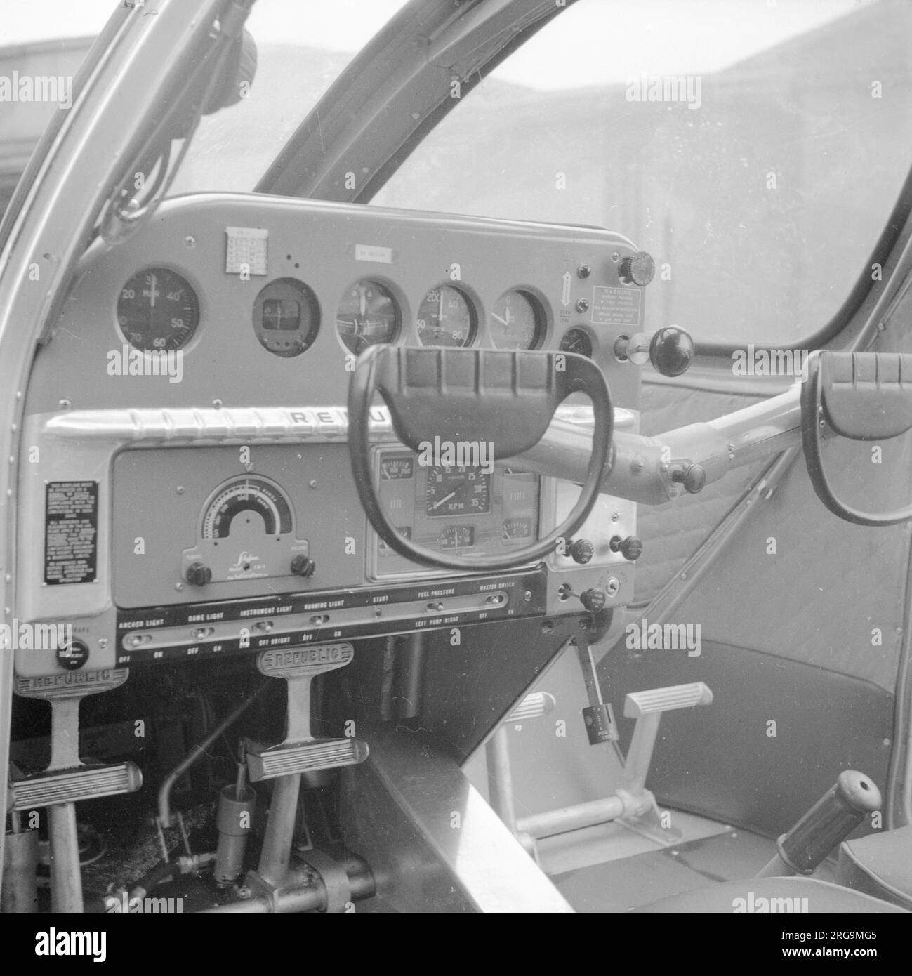 REPUBLIQUE RC-1 assemblage Seabee à l'aéroport de Croydon, réalisé par les avions et moteurs Rollason. Trois Seabee ont été importées de la chaîne de production de Farmingdale pour être vendues en Scandinavie. Le tableau de bord pilote et les commandes. Banque D'Images