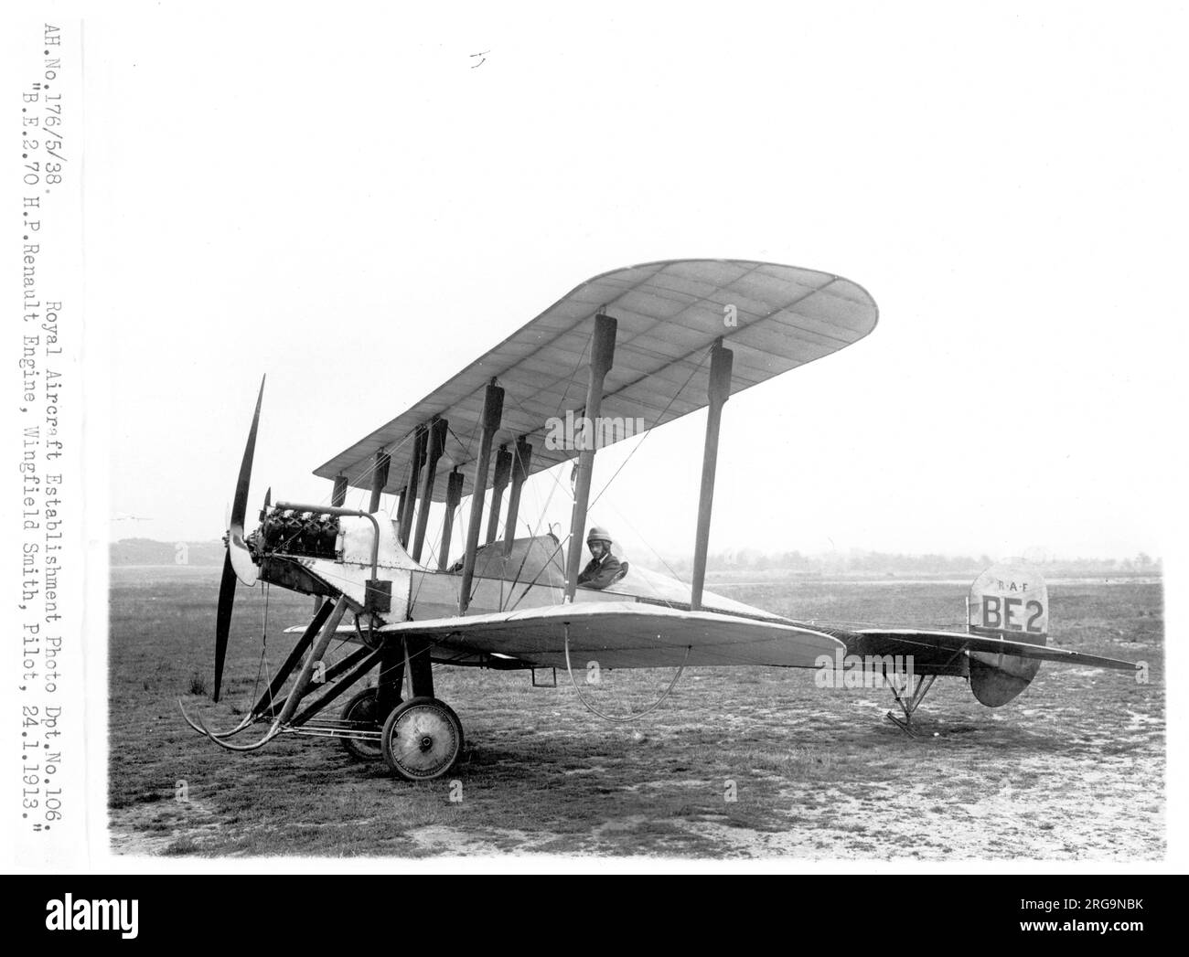 Royal Aircraft Factory (R.A.F.) B.E. 2a, (B.E. - Bleroit Experimental), piloté par Wingfield Smith, propulsé par un moteur 70hp Renault V-8 refroidi par air, avec les premiers avions principaux non décalés, cet avion a été utilisé pour tester les amortisseurs/ressorts oléopneumatiques dans le train de roulement principal, ainsi que des jambes de force inter-plans inhabituelles et des patins de train de roulement inhabituels avec crochets dans leur nez. Banque D'Images