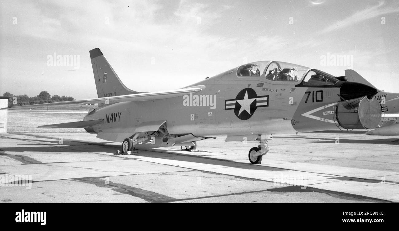 Marine des États-Unis - Vought NTF-8a Crusader 143710, de l'école de pilote d'essai, à la base aérienne navale Patuxent River dans le Maryland, avec une protection de prise d'air au sol équipée. Construit en tant que F8U-1 et converti en YF8U-2NE Proto Type en 1961.converti en XF8U-1T Proto Type, renommé NTF-8a en 1962.Premier vol à Dallas, TX, le 6 février 1962Se au Naval Air Training Center en tant que 710.To Test Pilot School AS 710, 1970-1975.Bailé à la NASA pour des essais à Langley AFB, va.utilisé pour les vols d'introduction pour la Philippine Air Force.Crashed près de NAS Dallas, TX en raison de problèmes de moteur le 28 juillet 1978.Rema Banque D'Images
