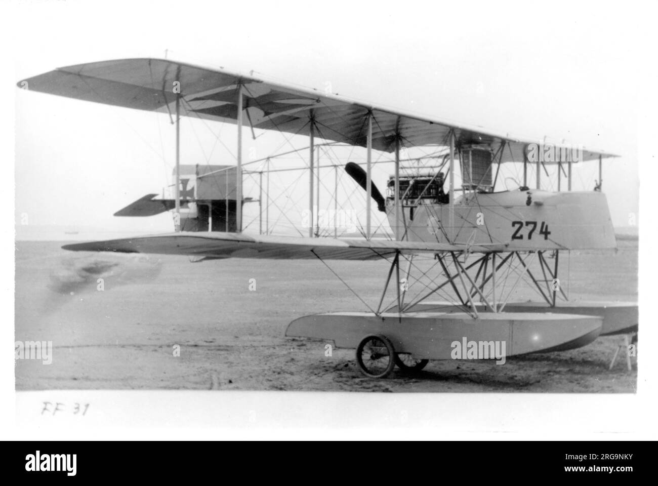 Marine-Fliegerabteilung - Friedrichshafen FF.31 274 pousseur platoir deux plattes FF.31 ont été construites pour le Marine-Fliegerabteilung, propulsée par 160hp moteurs à pistons en ligne Maybach IR 6 cylindres refroidis par eau ; le second FF.31 a été construit en série 275. (Le Marine-Fliegerabteilung était le bras aérien de la Marine Kaiserliche ou de la Marine impériale allemande) Banque D'Images