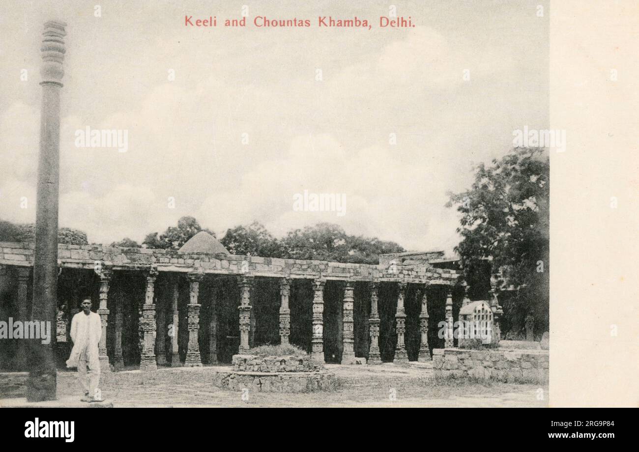 Le fascinant pilier de fer antique de Delhi, construit par un «roi Chandra», probablement Chandragupta II (règne vers 375-415 EC), qui se trouve maintenant dans le complexe Qutb à Mehrauli à Delhi, en Inde. Le pilier est remarquablement non corrodé, un témoignage de la compétence de l'artisan qui l'a coulé il y a plus de 1500 ans. Banque D'Images