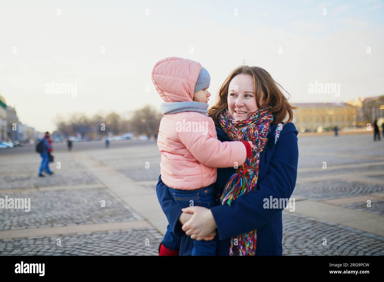 Femme tenant une petite fille dans le centre de Saint Petersbourg Russie. Mere et fille en vetements chauds marchant ensemble un jour froid d hiver Photo Stock Alamy