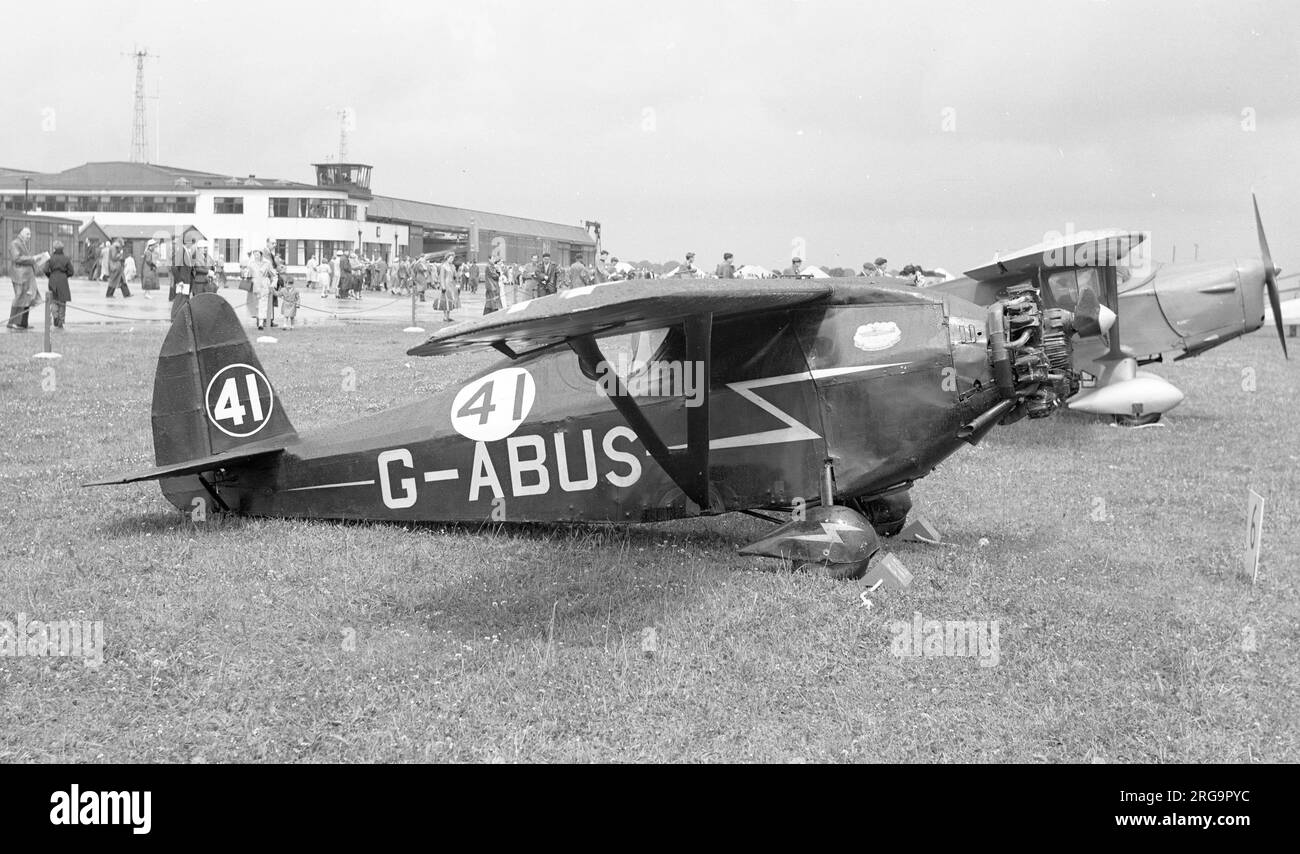 Comper C.L.A. 7 Swift G-ABUS, course numéro 41, piloté par A.L. Cole et David Ogilvy dans la course de Trophée Grosvenor 1956 à Baginton (aéroport de Coventry), obtenant la deuxième place. Banque D'Images