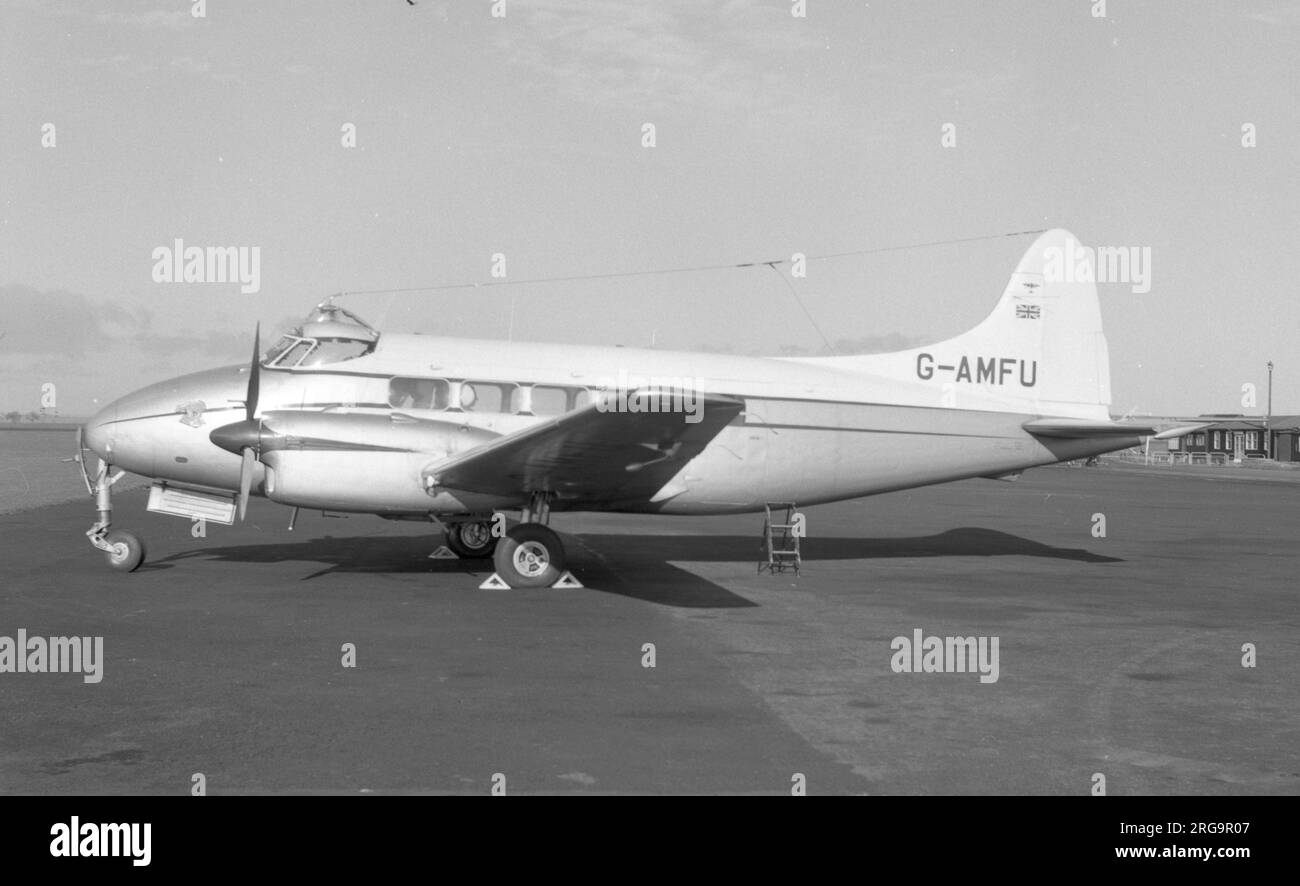 De Havilland DH.104 Dove 6 G-AMFU (msn 04117), de Foxs Glacier Mints Limited (logo Polar Bear sur le nez), à Woolsington (aéroport de Newcastle. (Plus tard enregistré VP-KDE et OO-SCD en Belgique à partir d'août 1969) Banque D'Images