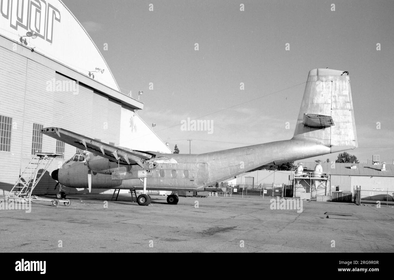 De Havilland Canada DHC-4A Caribou N9016L (msn 37), à l'extérieur du hangar de Volpar Inc. À Van Nuys, Californie. Banque D'Images