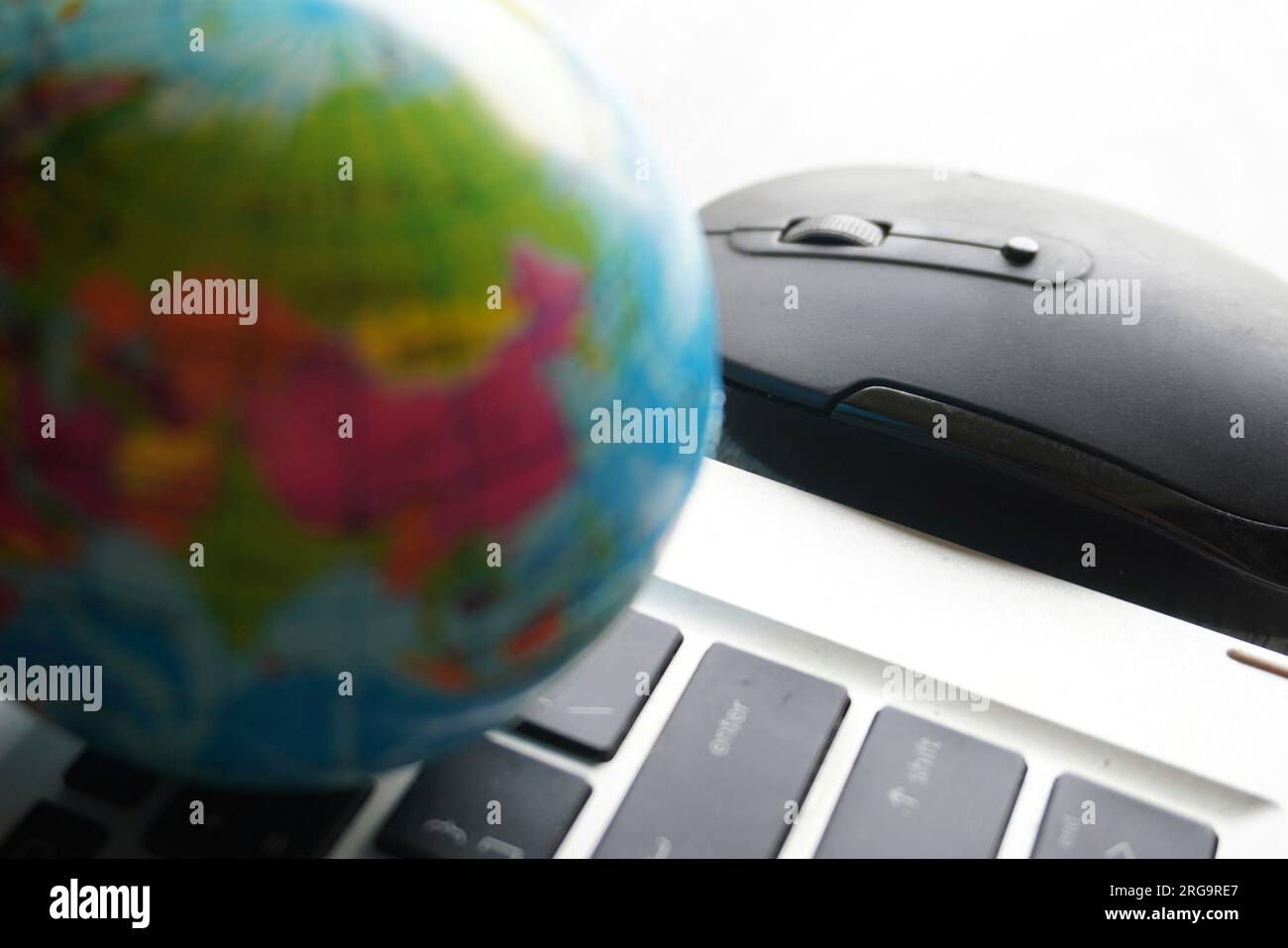 Image rapprochée du globe, du clavier d'ordinateur portable et de la souris d'ordinateur. Internet, mondialisation et concept technologique Banque D'Images